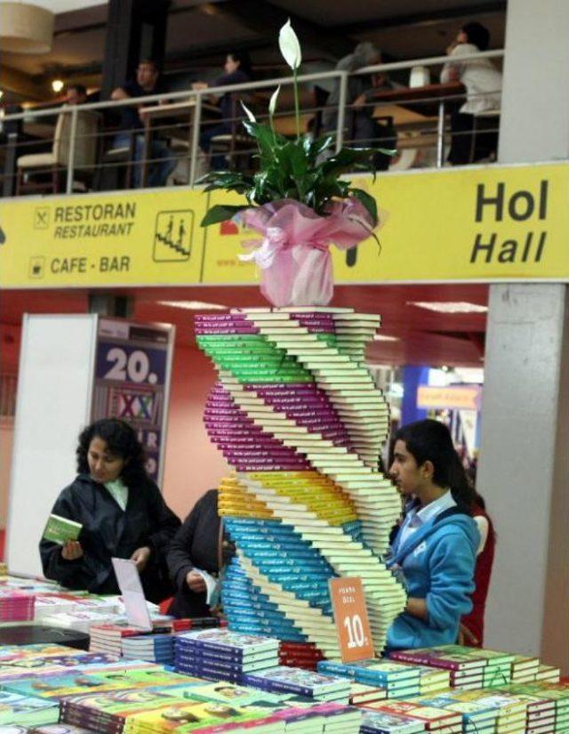 İzmirliler T&uuml;yap Kitap Fuarı na Akın Etti 2