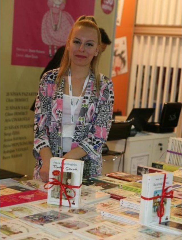 İzmirliler T&uuml;yap Kitap Fuarı na Akın Etti 3