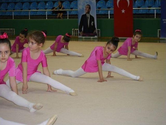 Öğrencilerin Cimnastik Performansları Büyüledi