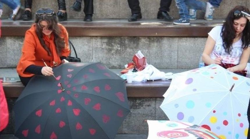 Şemsiye &Uuml;zerine Yaptıkları &Ccedil;izimlerle D&uuml;nya Barışına Dikkat &Ccedil;ektiler