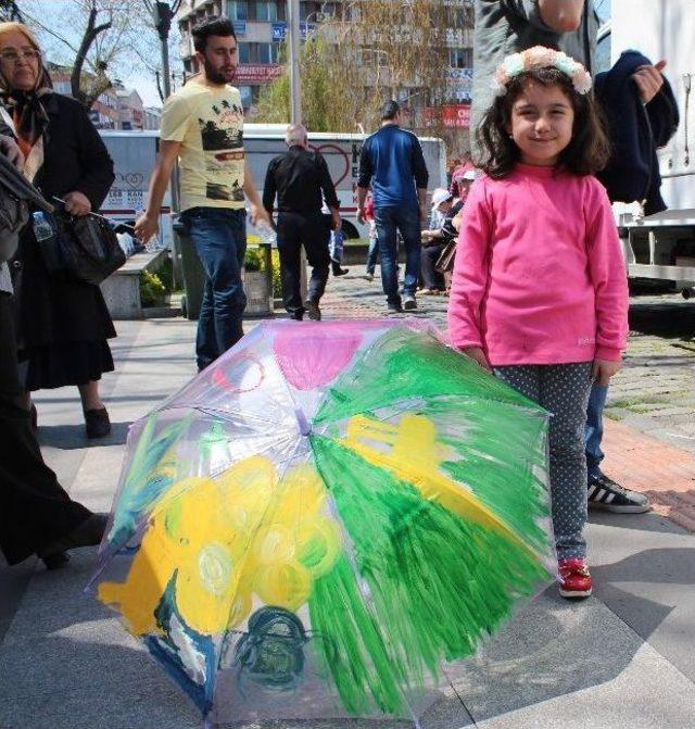 Şemsiye Üzerine Yaptıkları Çizimlerle Dünya Barışına Dikkat Çektiler