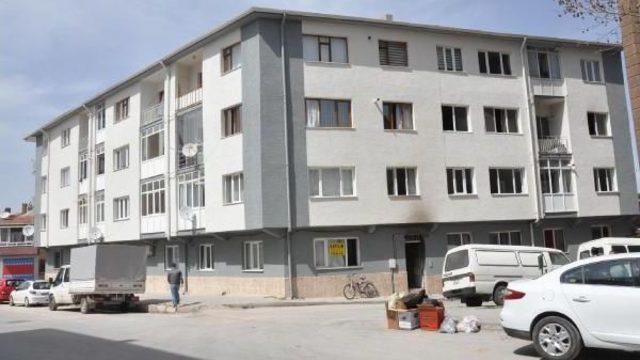Apartmanda Çıkan Yangında 10 Kişi Dumandan Etkilendi