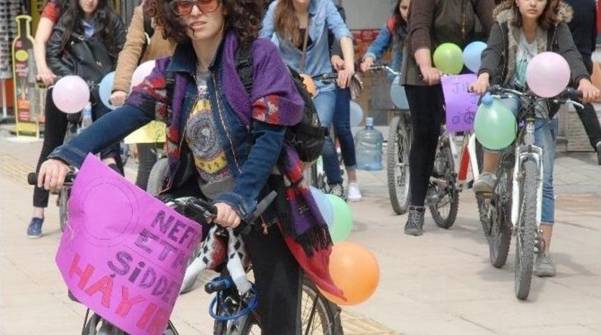 Kadın Cinayetlerine Farkındalık Oluşturmak İ&ccedil;in Pedal &Ccedil;evirdiler