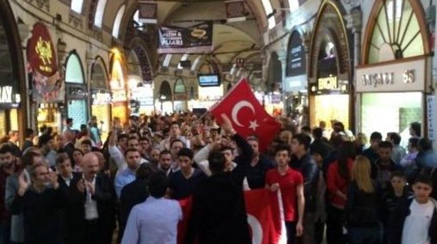 Kapalı &Ccedil;arşı Esnafı Tahliye Kararını Protesto Etti