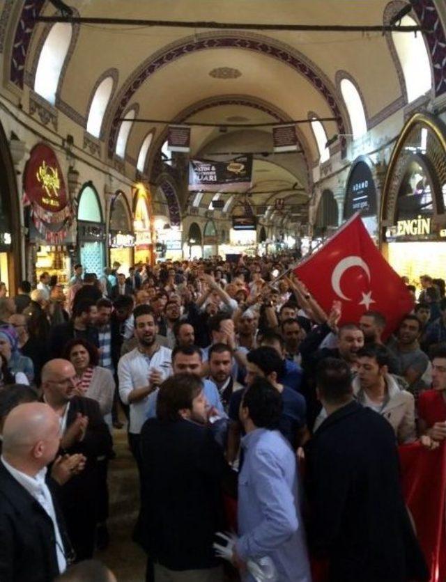 Kapalı &Ccedil;arşı Esnafı Tahliye Kararını Protesto Etti 1