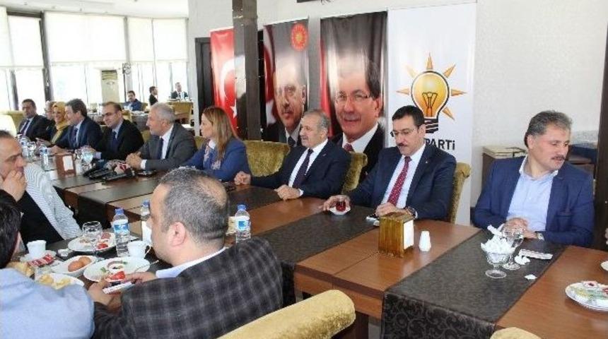 Ak Parti Adayları Basın İle Bir Araya Geldi