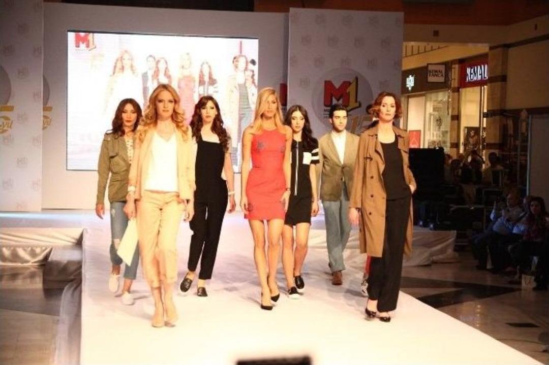 &Uuml;nl&uuml; Mankenler, İlkbahar-yaz Defilesinde Podyuma &Ccedil;ıktı