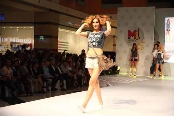 Ünlü Mankenler, İlkbahar-yaz Defilesinde Podyuma Çıktı G1