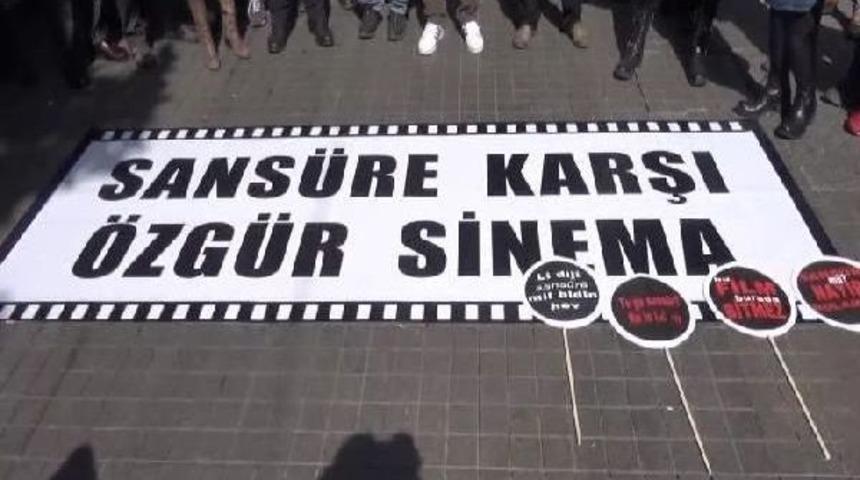 İstiklal Caddesi'nde Sinemacılardan "sans&uuml;re Karşı &Ouml;zg&uuml;r Sinema" Y&uuml;r&uuml;y&uuml;ş&uuml;