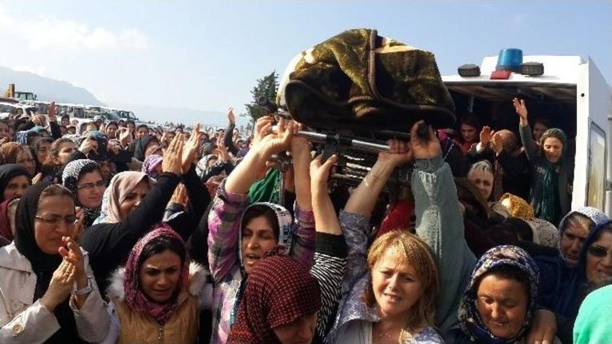 Kocası Tarafından &Ouml;ld&uuml;r&uuml;len Kadının Tabutunu Kadınlar Taşıdı