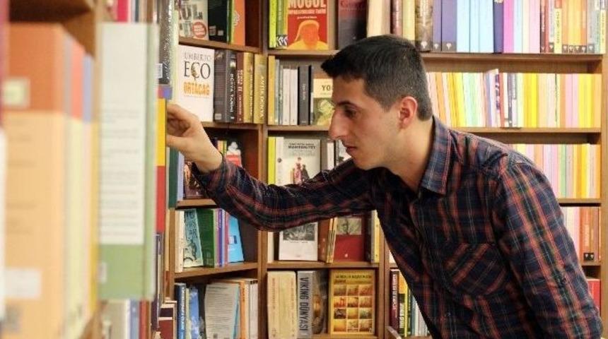 T&uuml;rkiye&rsquo;nin Merak Ettiği Kitap Kurdu Ali U&ccedil;ar, İha&rsquo;ya Konuştu