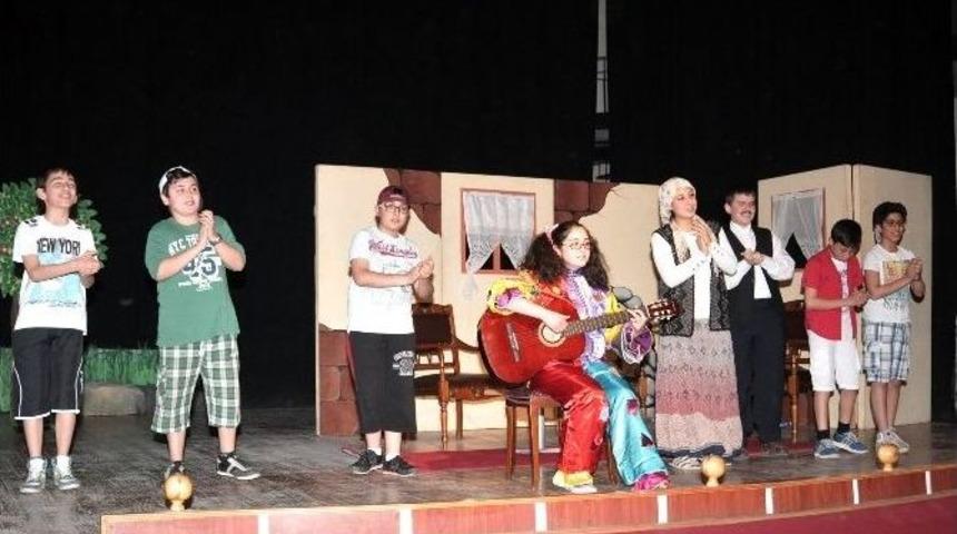 Sahne De İzleyici Koltuğu Da &Ccedil;ocukların