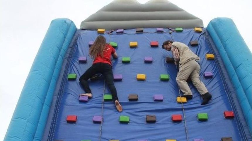 Ayvalık, 23 Nisan Bayramını Bayram Havasında Kutlamaya Hazırlanıyorlar