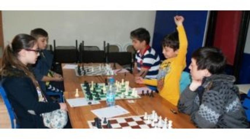 &Ouml;ğrenciler Satran&ccedil; Turnuvasında