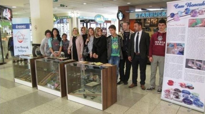 Beyaz Kalpler &Ouml;ğrencileri Emeklerini Sergiledi