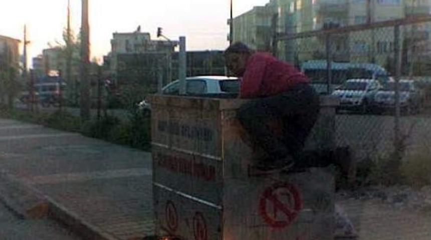 K&uuml;&ccedil;&uuml;k Kızın &Ccedil;&ouml;p Konteyneri İ&ccedil;erisindeki Hali Y&uuml;rek Sızlattı