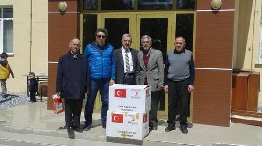 Sorgun Kızılay Şubesinden 155 Kız &Ouml;ğrenciye Giysi Yardımı