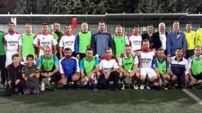 Basınspor-emniyetspor Ma&ccedil;ında Dostluk Kazandı