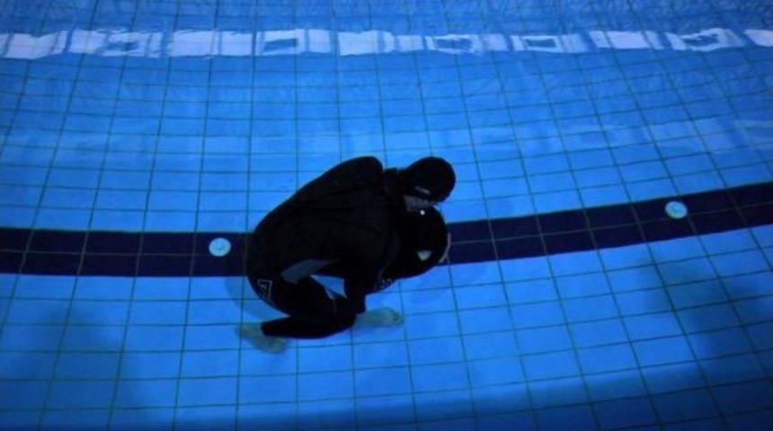 Milli Sporcu Serhat Aydın, Sualtında 79.94 Metre Y&uuml;r&uuml;yerek Rekor Kırdı