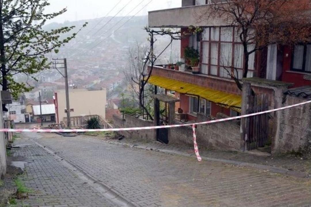 (&ouml;zel Haber) Su Sızıntısı Evlerin Temelini Tehdit Ediyor