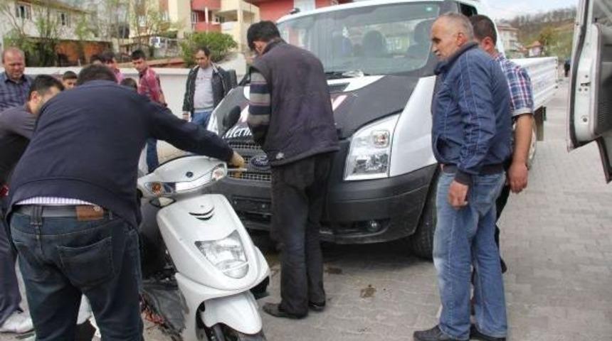 Kamyonet Motosiklete &Ccedil;arptı: 2 Yaralı