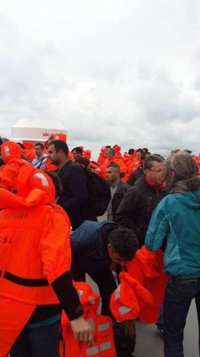 Yolcu Taşıyan Feribot Karaya Oturdu