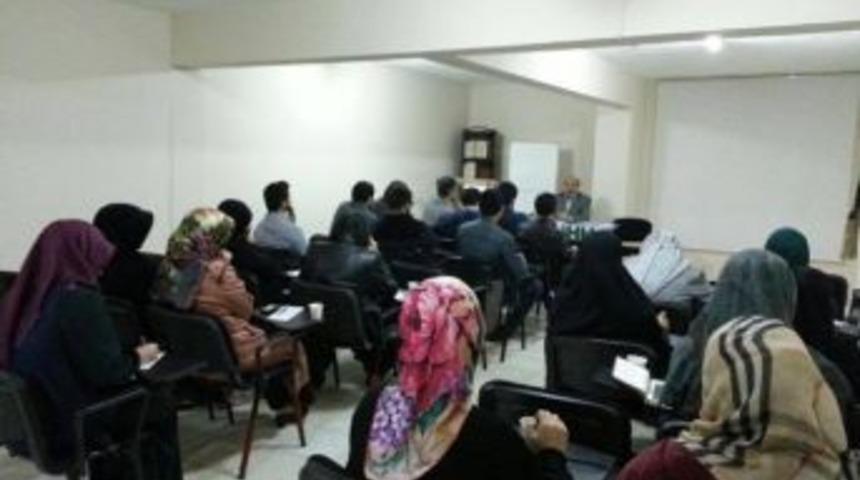 İhh Eğitim Seminerleri S&uuml;r&uuml;yor