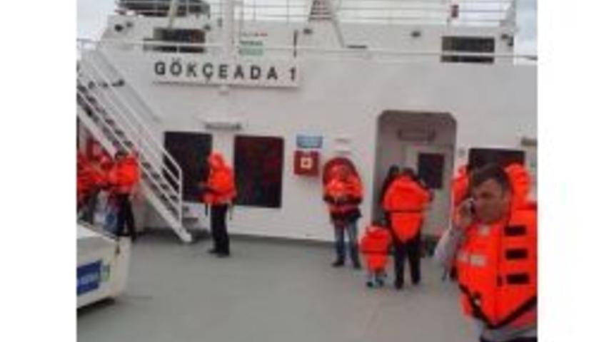 Karaya Oturan Feribotun Yolcuları Kurtarılmayı Bekliyor