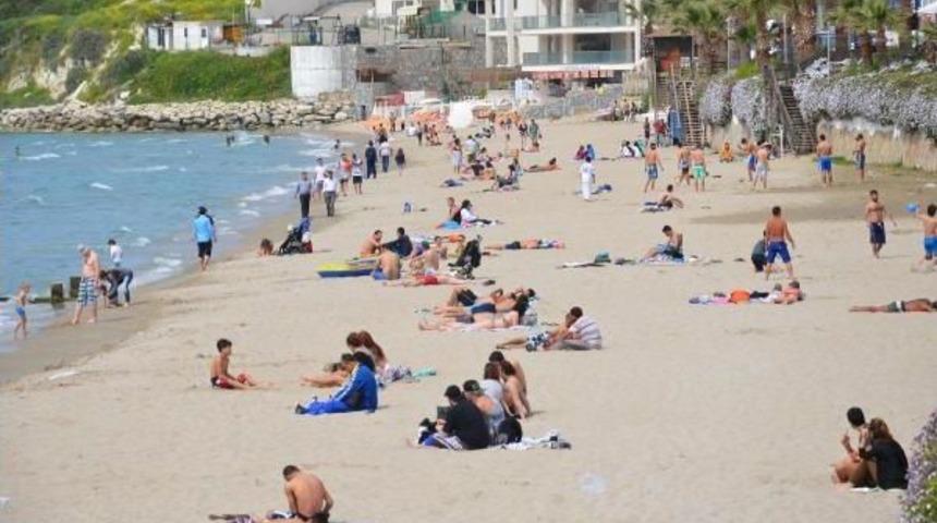 Kuşadası'nda Plajlar Hareketlendi