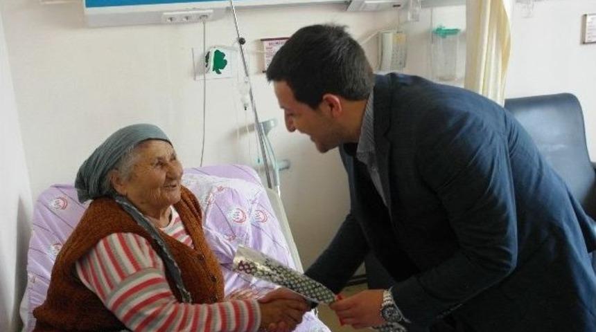 Salihli Ak Gen&ccedil;lik &Uuml;yeleri Kitap Ve G&uuml;l Dağıttı