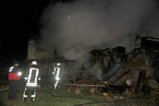 Kastamonu&rsquo;da 3 Ev Ve 3 Ahır Yandı 1