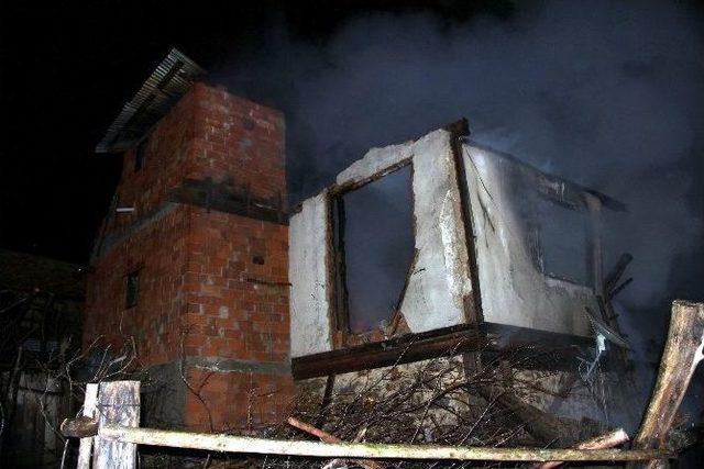 Kastamonu&rsquo;da 3 Ev Ve 3 Ahır Yandı 2