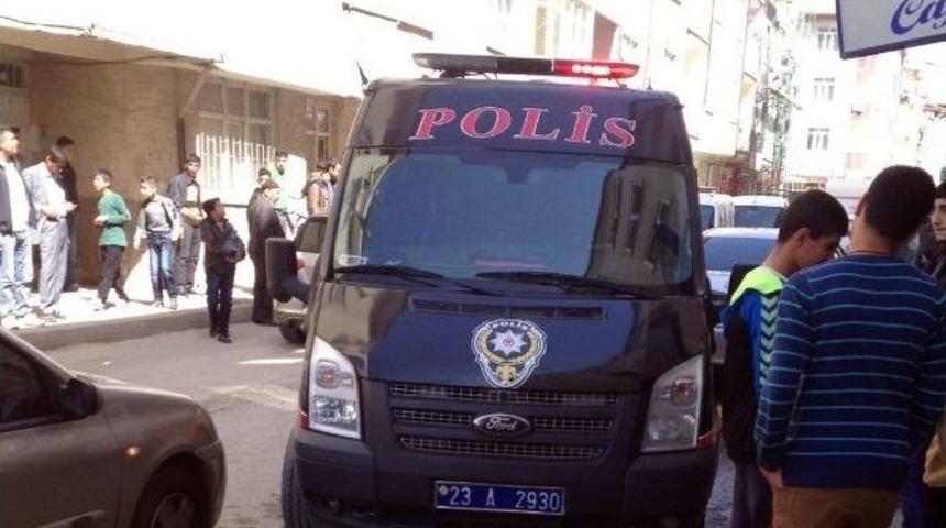 Ağabeyinin Silahıyla Oynarken Kendini Vurdu