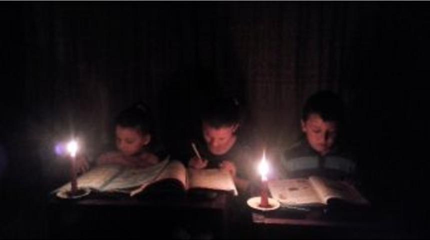 Elektriği Olmayan Evde &Uuml;&ccedil; Kardeşin Okuma Azmi