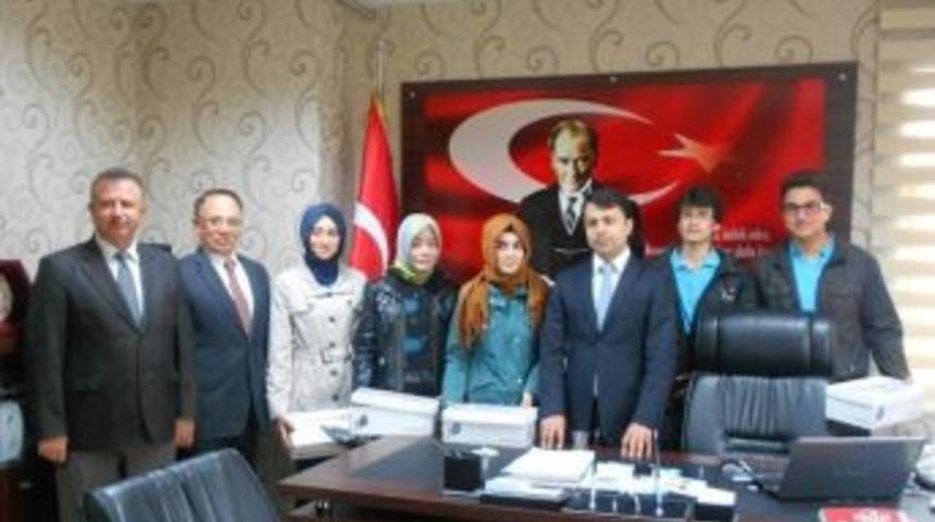 Başarılı &Ouml;ğrenciler &Ouml;d&uuml;llendirildi