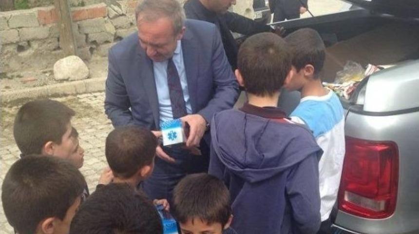 Başkan Şahiner &Ccedil;ocukları Sevindirdi