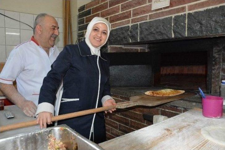 Ak Parti Trabzon Milletvekili Adayları Muhammet Balta Ve Ayse Sula Köseoğlu Pazarcı Esnafı İle Buluştu G1