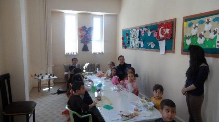Polisler, Minik Öğrencilere Trafik Kurallarını Anlattı