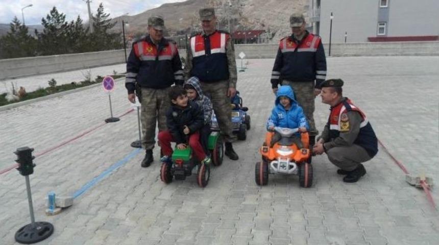 Gürün’de Öğrencilere Trafik Eğitimi Verildi