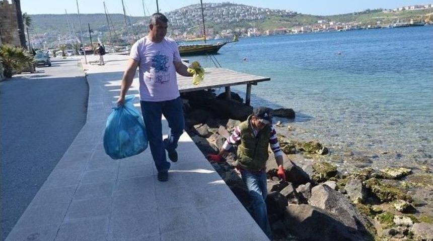 Fo&ccedil;a Sahillerine Haftanın Yedi G&uuml;n&uuml; Temizlik