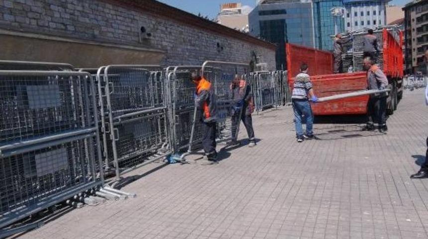 Taksim'e Polis Barikatları Getirildi