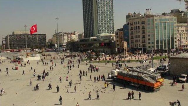 Taksim'e Polis Barikatları Getirildi