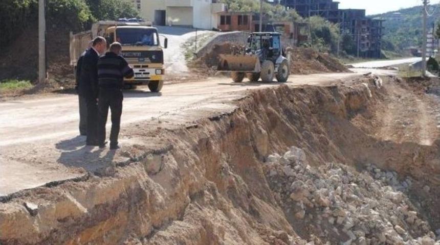 &Ccedil;ınarcık&rsquo;ta &Ccedil;&ouml;ken İstinat Duvarı Yeniden Yapılıyor