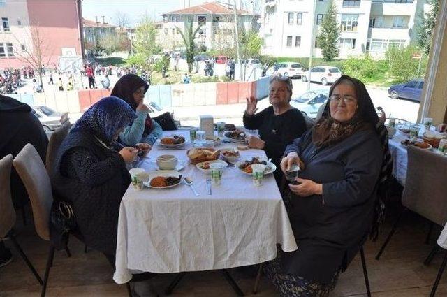 Huzurevi Sakinlerine Doğum G&uuml;n&uuml; Partisi 1