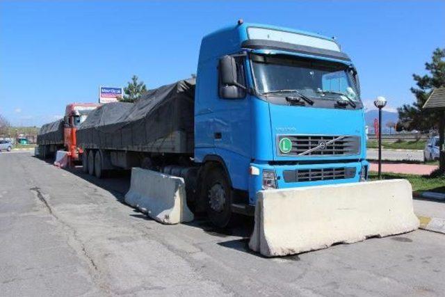 Tır'ların Kaçırılmaması Için Beton Bloklu Yöntem