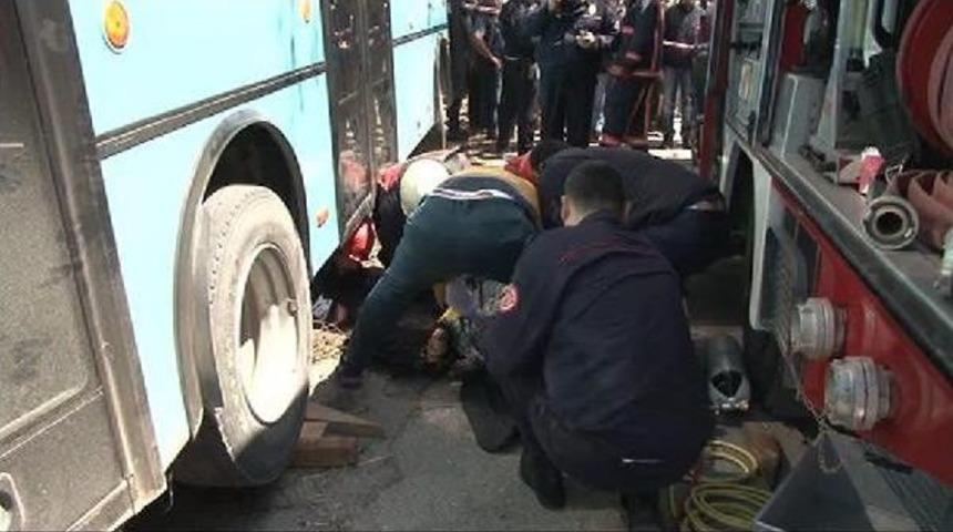 &Ouml;zel Halk Otob&uuml;s&uuml; Yol Kenarındaki Kadınları Ezdi;1 &Ouml;l&uuml; 1 Yaralı (2)