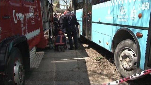&Ouml;zel Halk Otob&uuml;s&uuml; Yol Kenarındaki Kadınları Ezdi;1 &Ouml;l&uuml; 1 Yaralı (2) 3
