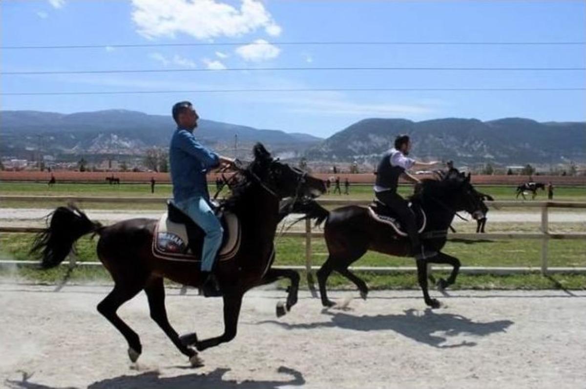 K&uuml;tahya&rsquo;da D&uuml;zenlenen &rsquo;hoş Geldin Bahar&rsquo; Rahvan At Yarışları İlgi G&ouml;rd&uuml;