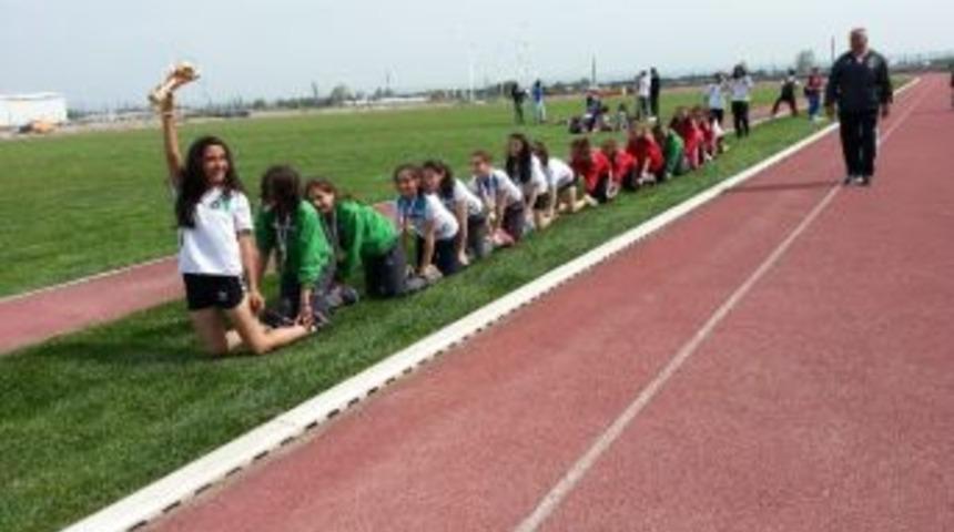 K&uuml;&ccedil;&uuml;k Atletlerden Bir Kupa Daha