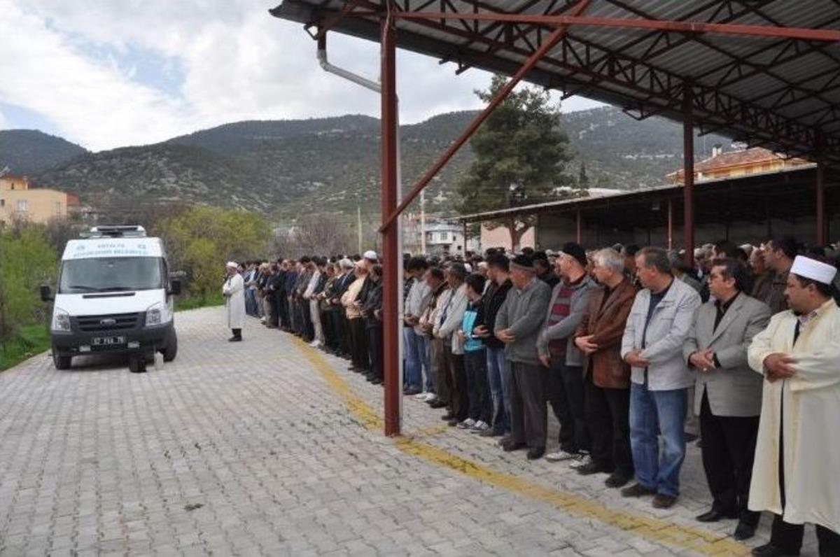 Baba-oğlu Yan Yana Defnedildi